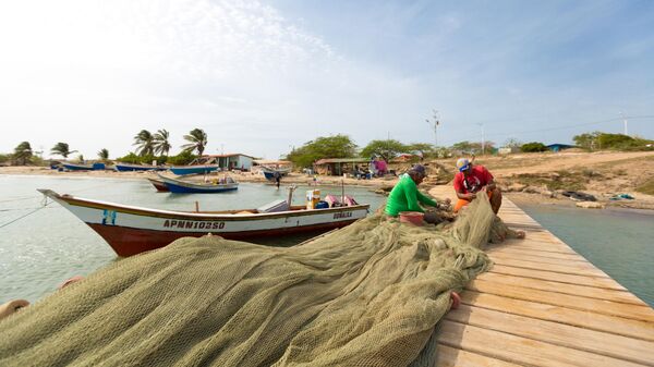 Рыбаки чинят сети на острове Маргарита