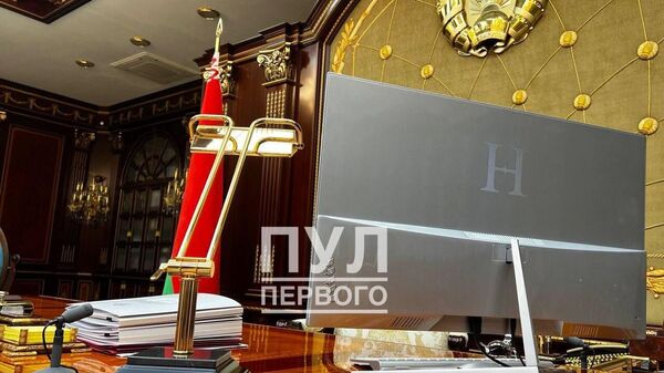 Белорусский компьютер H на столе Президента Белоруссии Александра Лукашенко
