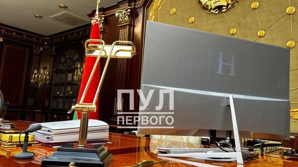 Белорусский компьютер H на столе Президента Белоруссии Александра Лукашенко