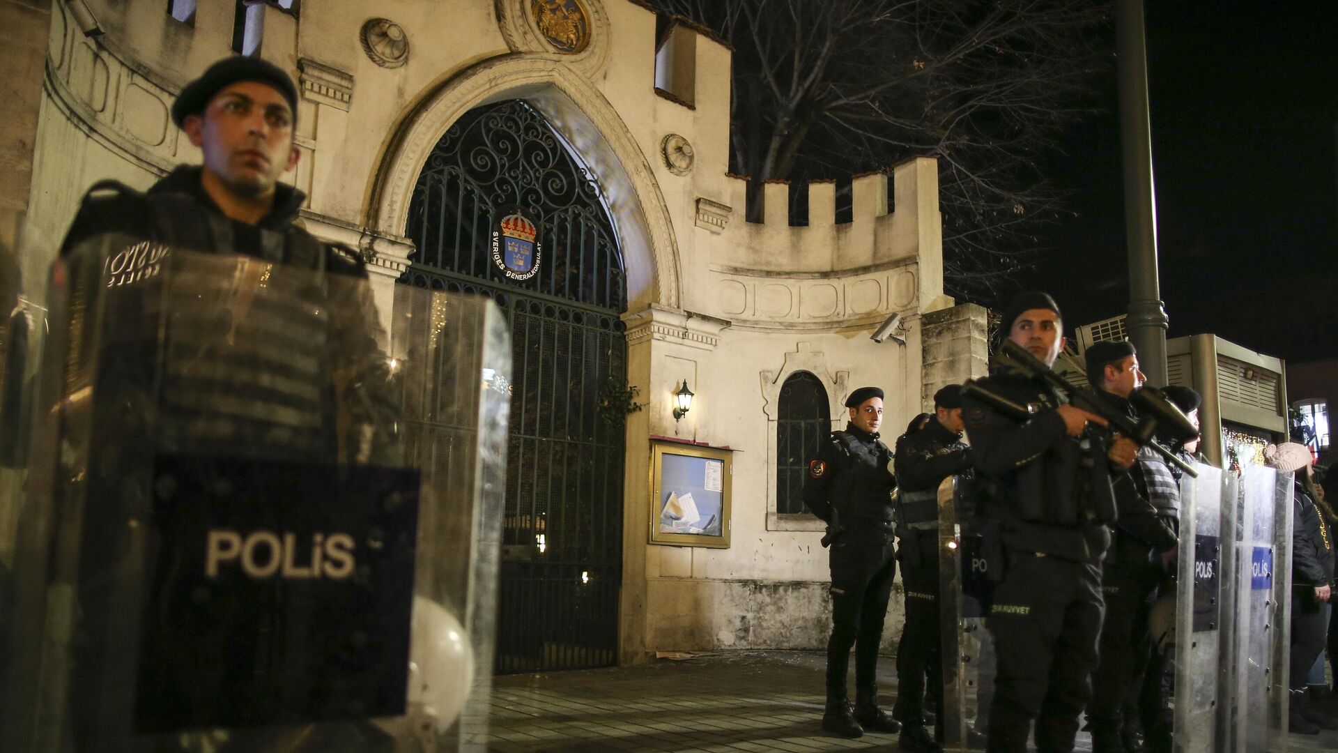 Турецкие полицейские охраняют вход в шведское консульство в Стамбуле во время демонстрации против антитурецких акций, прошедших в Швеции - РИА Новости, 1920, 25.01.2023