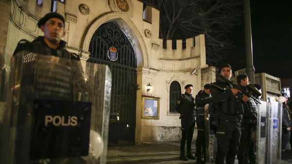 Турецкие полицейские охраняют вход в шведское консульство в Стамбуле во время демонстрации против антитурецких акций, прошедших в Швеции