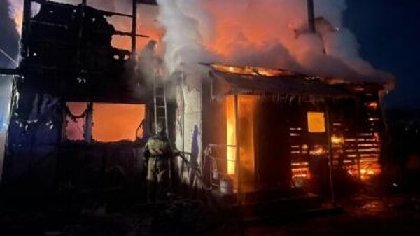 Тушение пожара в 2-х этажном деревянном доме в селе Междугранка в Амурской области