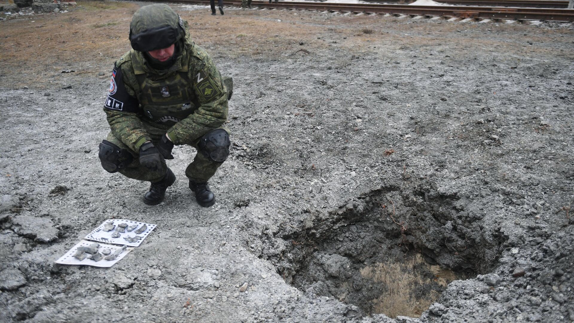 Сотрудник СЦКК ДНР фиксирует последствия обстрела со стороны украинских войск железнодорожной станции Иловайска. 24 января 2023 - РИА Новости, 1920, 24.01.2023