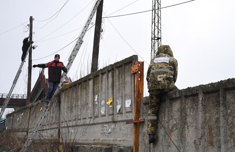 Электрики восстанавливают линию электропередачи после обстрела со стороны украинских войск в Иловайске Электрики восстанавливают линию электропередачи после обстрела со стороны украинских войск в Иловайске