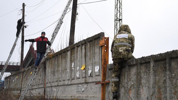 Электрики восстанавливают линию электропередачи после обстрела со стороны украинских войск в Иловайске