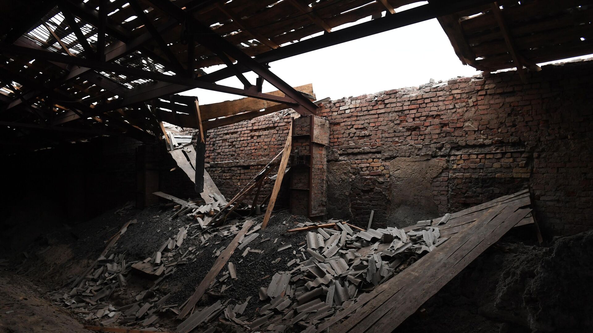 Разрушенное здание после обстрела со стороны украинских войск в Иловайске - РИА Новости, 1920, 15.02.2023