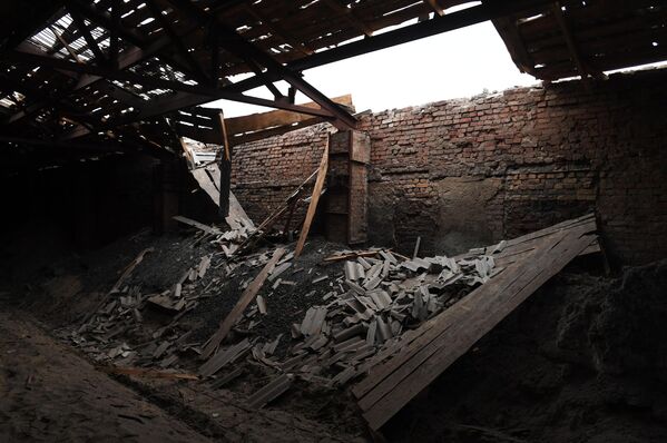 Разрушенное здание после обстрела со стороны украинских войск в Иловайске