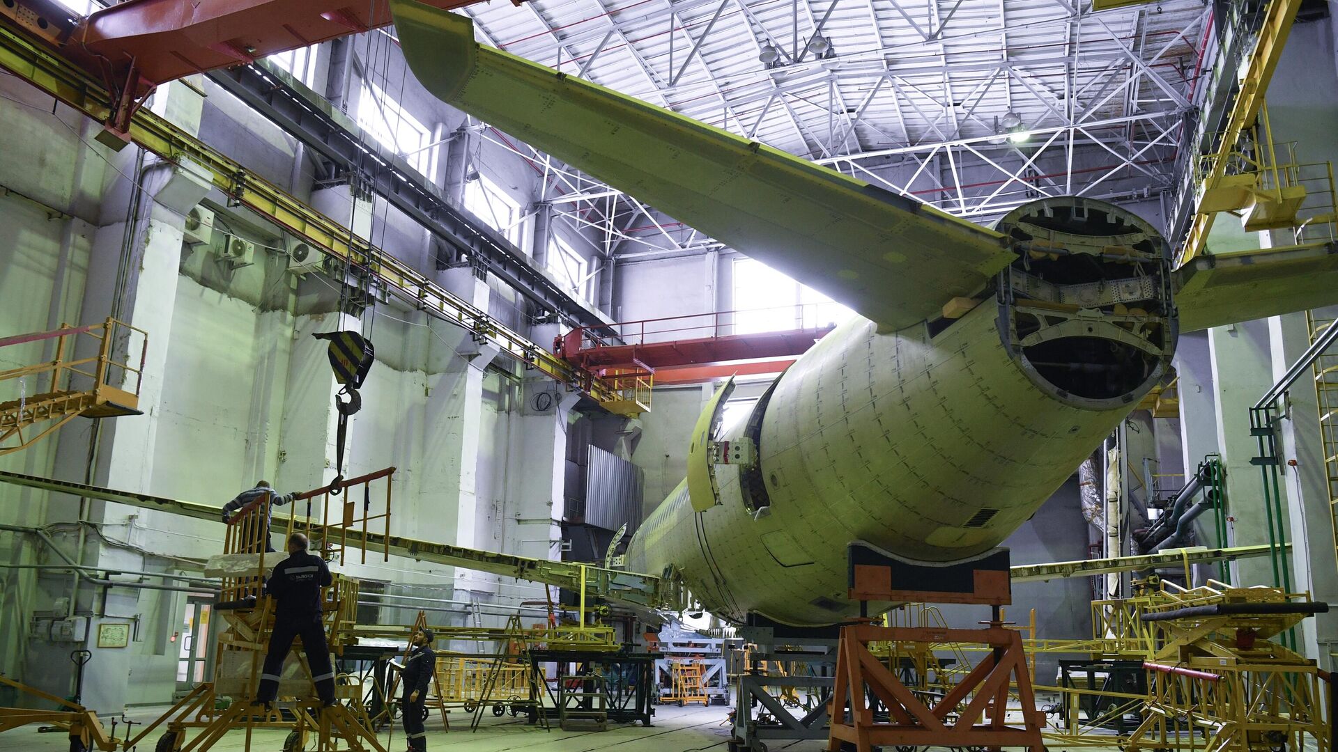 Монтаж стенда для испытаний планера импортозамещенной версии Superjet-100 (SSJ-NEW) в СибНИА - РИА Новости, 1920, 13.06.2023