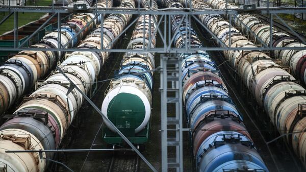 Цистерны для перевозки нефти на железнодорожной станции Яничкино