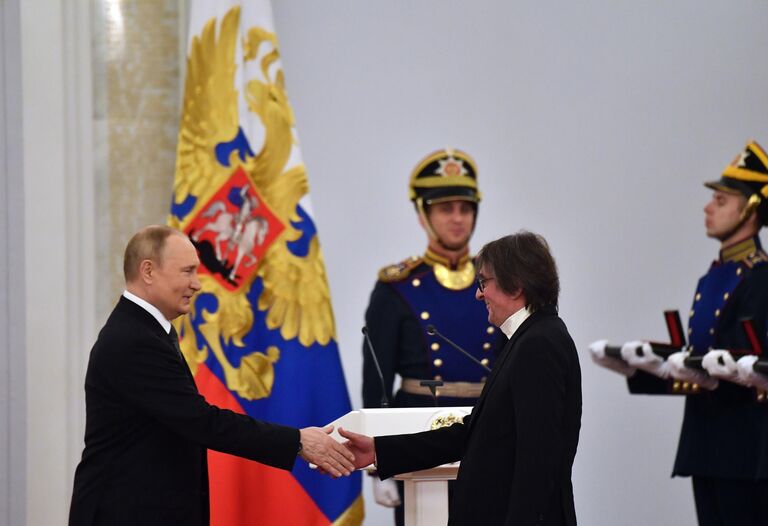 Президент РФ Владимир Путин и художественный руководитель, главный дирижер Государственного симфонического оркестра Новая Россия и камерного ансамбля Солисты Москвы Юрий Башмет (справа) на церемонии вручения Государственных премий РФ в области науки и технологий, литературы и искусства, за выдающиеся достижения в правозащитной деятельности за 2021 год и золотых медалей Герой Труда РФ Президент РФ Владимир Путин и художественный руководитель, главный дирижер Государственного симфонического оркестра Новая Россия и камерного ансамбля Солисты Москвы Юрий Башмет (справа) на церемонии вручения Государственных премий РФ в области науки и технологий, литературы и искусства, за выдающиеся достижения в правозащитной деятельности за 2021 год и золотых медалей Герой Труда РФ