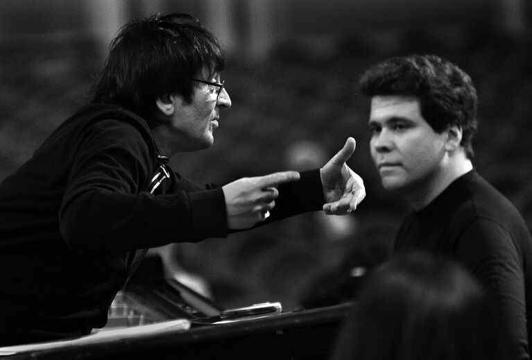 Пианист Денис Мацуев и музыкант и дирижер Юрий Башмет на церемонии вручения премии имени Дмитрия Шостаковича в Большом зале Московской консерватории им. П. И. Чайковского Пианист Денис Мацуев и музыкант и дирижер Юрий Башмет на церемонии вручения премии имени Дмитрия Шостаковича в Большом зале Московской консерватории им. П. И. Чайковского