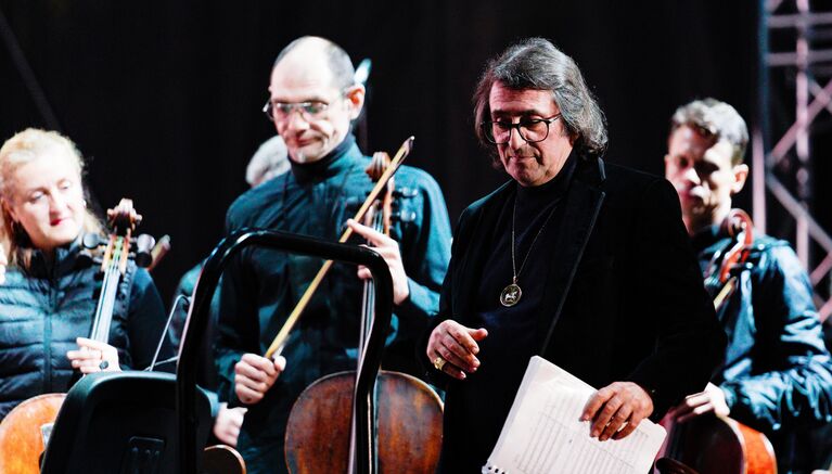 Художественный руководитель и главный дирижер Государственного симфонического оркестра Новая Россия Юрий Башмет во время открытия музыкального фестиваля Территория мира - территория музыки в Калининграде Художественный руководитель и главный дирижер Государственного симфонического оркестра Новая Россия Юрий Башмет во время открытия музыкального фестиваля Территория мира - территория музыки в Калининграде