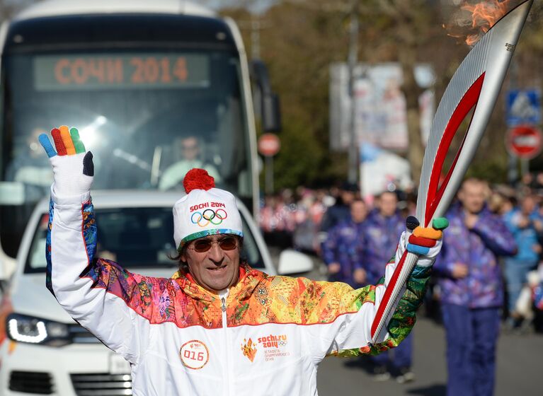 Музыкант Юрий Башмет во время эстафеты Олимпийского огня в Сочи Музыкант Юрий Башмет во время эстафеты Олимпийского огня в Сочи