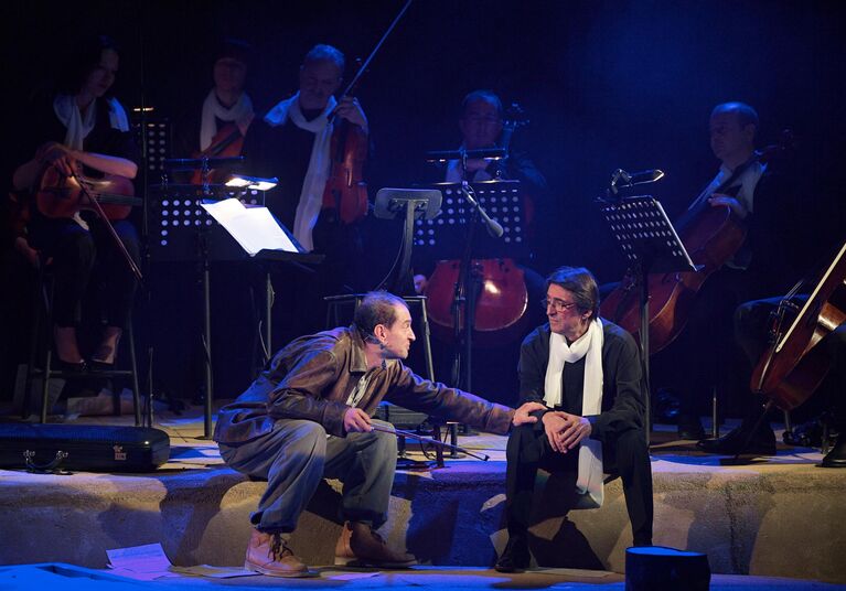 Актер Константин Хабенский и дирижер Юрий Башмет во время премьеры спектакля Не покидай свою планету Актер Константин Хабенский и дирижер Юрий Башмет во время премьеры спектакля Не покидай свою планету