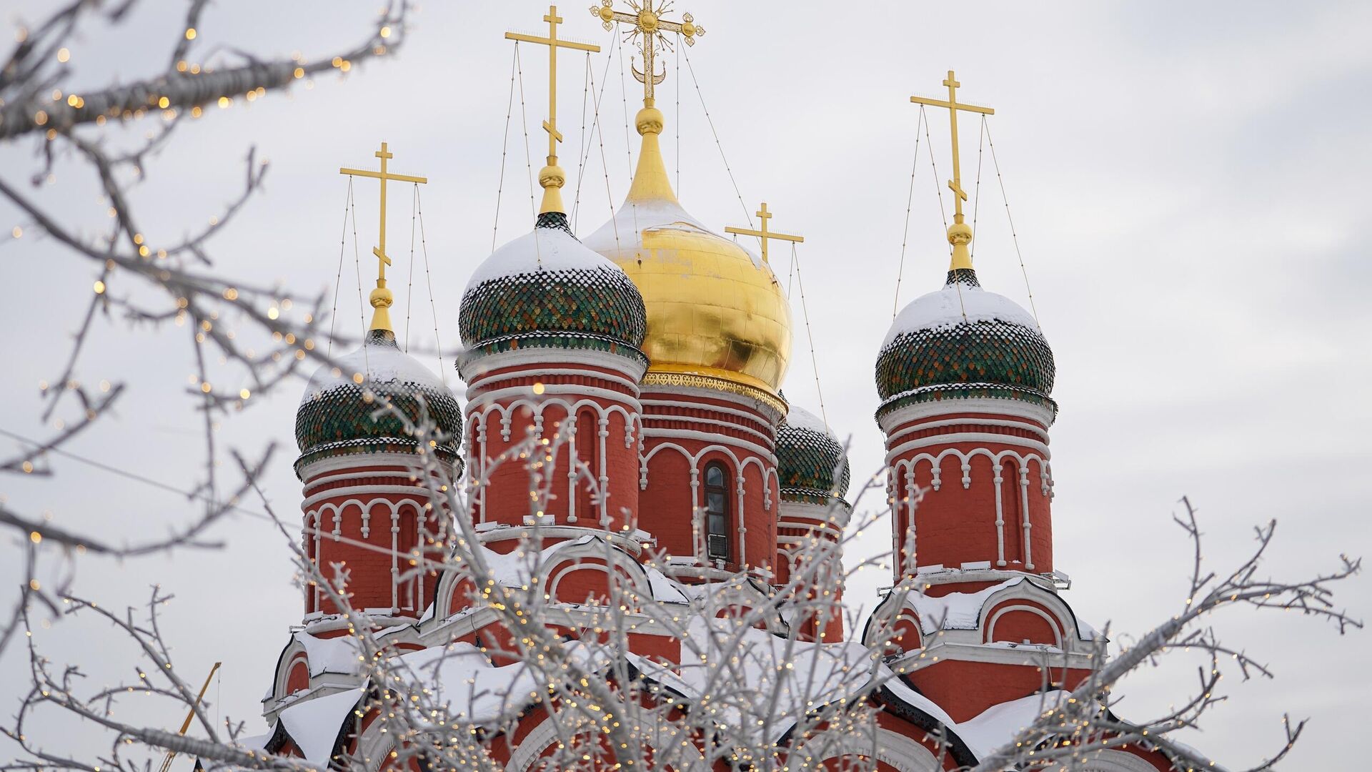 Специалисты дополнительно обеспечили питьевой водой 32 храма Москвы к Крещению - РИА Новости, 1920, 18.01.2023