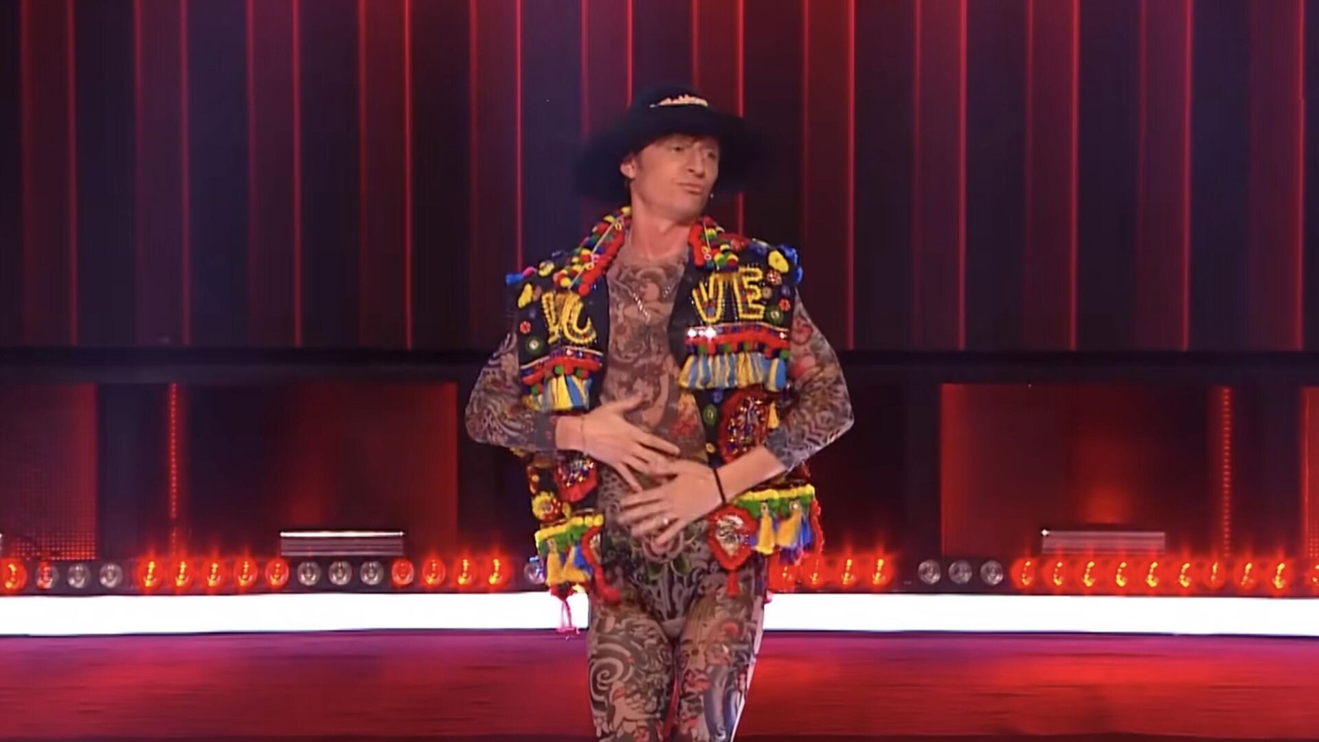 Павел Воля в образе Филиппа Киркорова. Кадр из видео Павел Воля в образе Филиппа Киркорова. Кадр из видео - РИА Новости, 1920, 27.10.2025