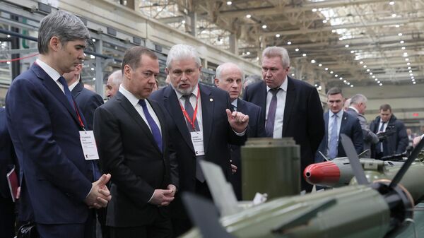 Заместитель председателя Совета безопасности РФ Дмитрий Медведев посещает завод концерна Калашников. 24 января 2023