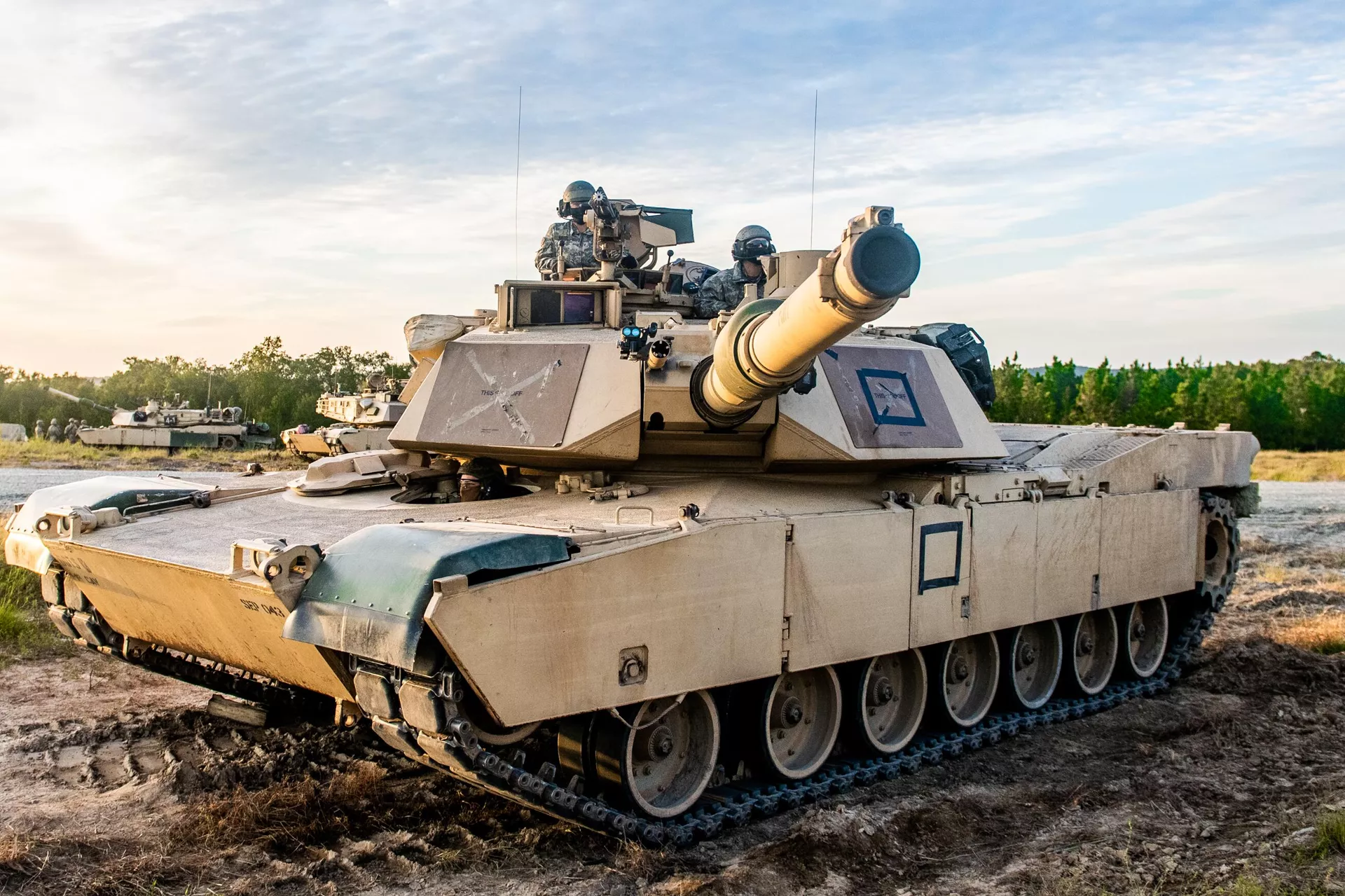 Сколько стоит американский танк абрамс. Танк m1a1 Abrams. Абрамс м1а2. Американский m1 Abrams. М1 Абрамс со 105 мм пушкой.