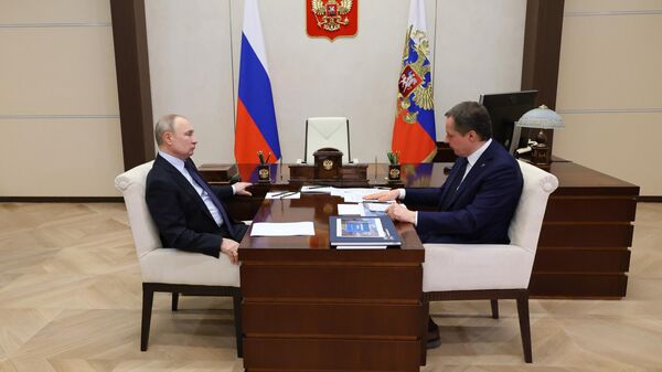 Президент РФ Владимир Путин и губернатор Белгородской области Вячеслав Гладков во время встречи