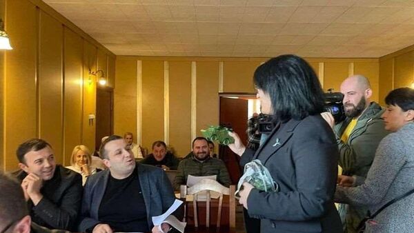 Депутаты горсовета Озургети дарят оппозиционерам игрушечные танки