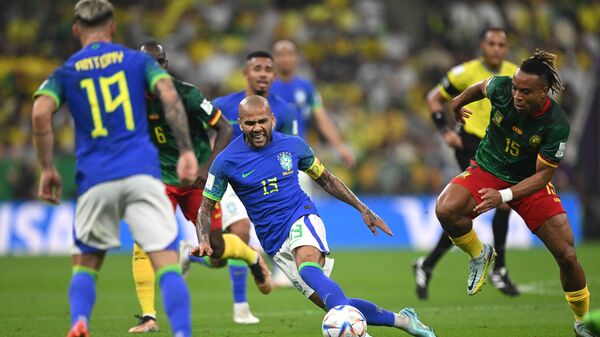  Игрок сборной Камеруна Пьер Кунде и игрок сборной Бразилии Дани Алвес (справа налево)