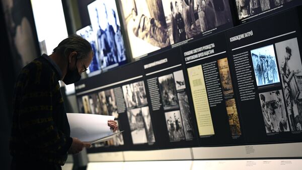 Посетитель во время осмотра экспозиции Еврейского музея и центра толерантности в Москве