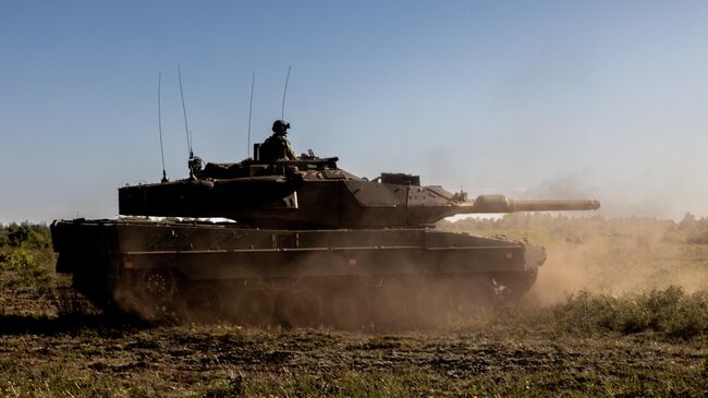 Шведский основной боевой танк Stridsvagn 122. Архивное фото