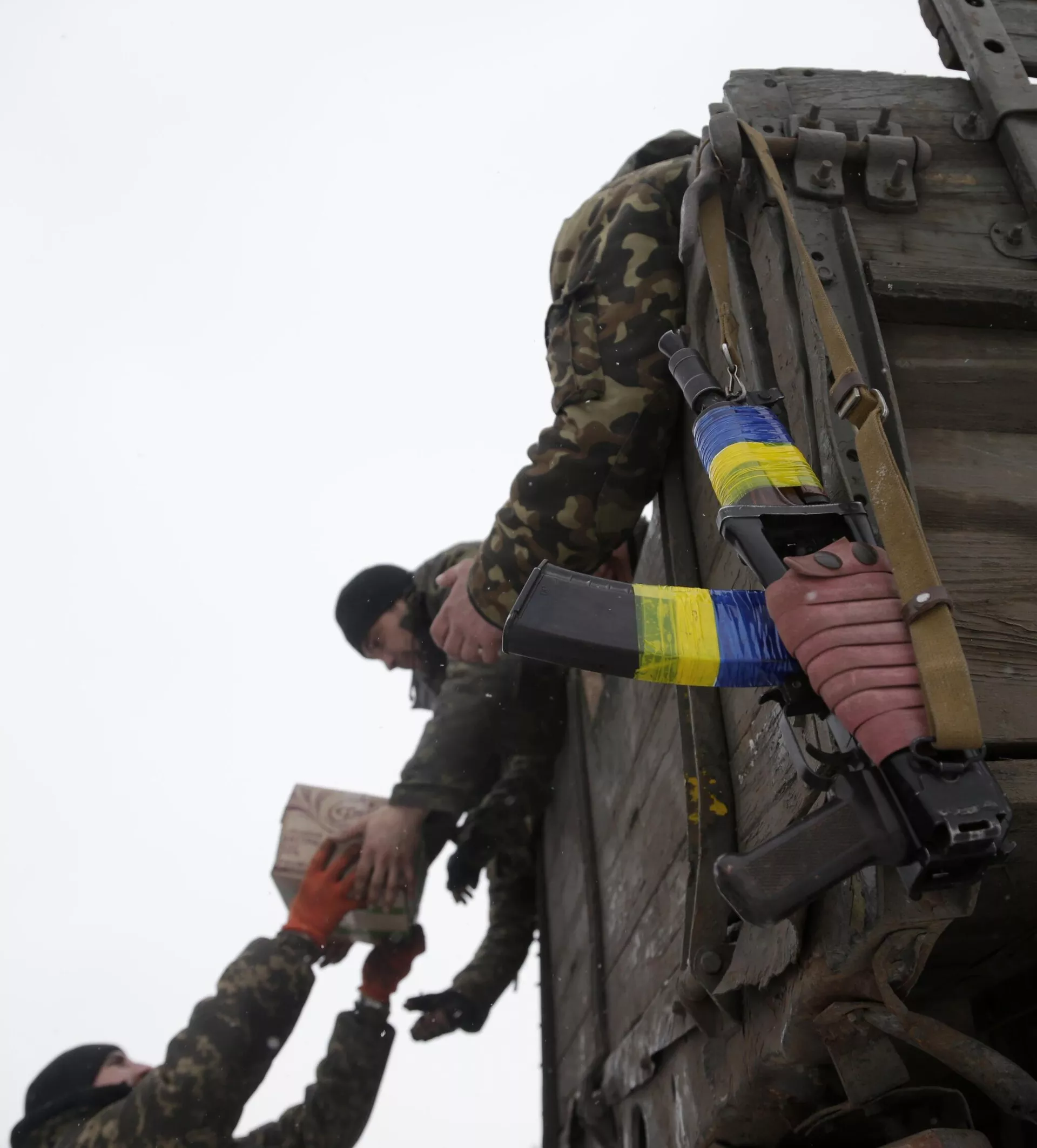 Украинские военнослужащие разгружают коробки с продовольственными пайками - РИА Новости © AP Photo / Petr David Josek