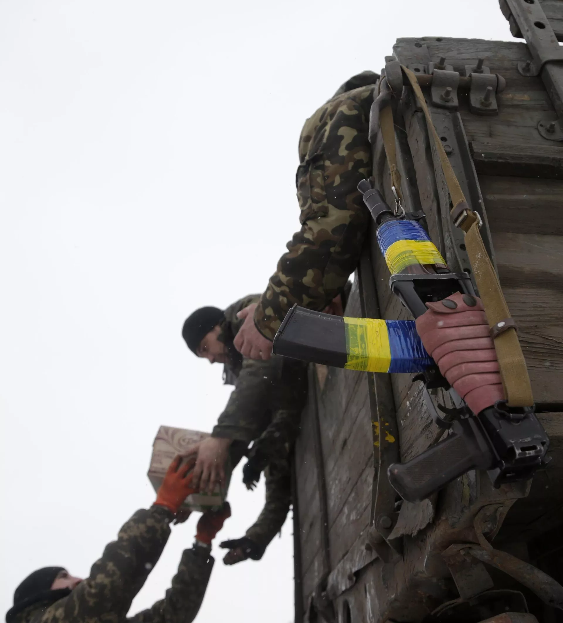 Украинские военнослужащие разгружают коробки с продовольственными пайками Украинские военнослужащие разгружают коробки с продовольственными пайками - РИА Новости, 1920, 10.03.2023