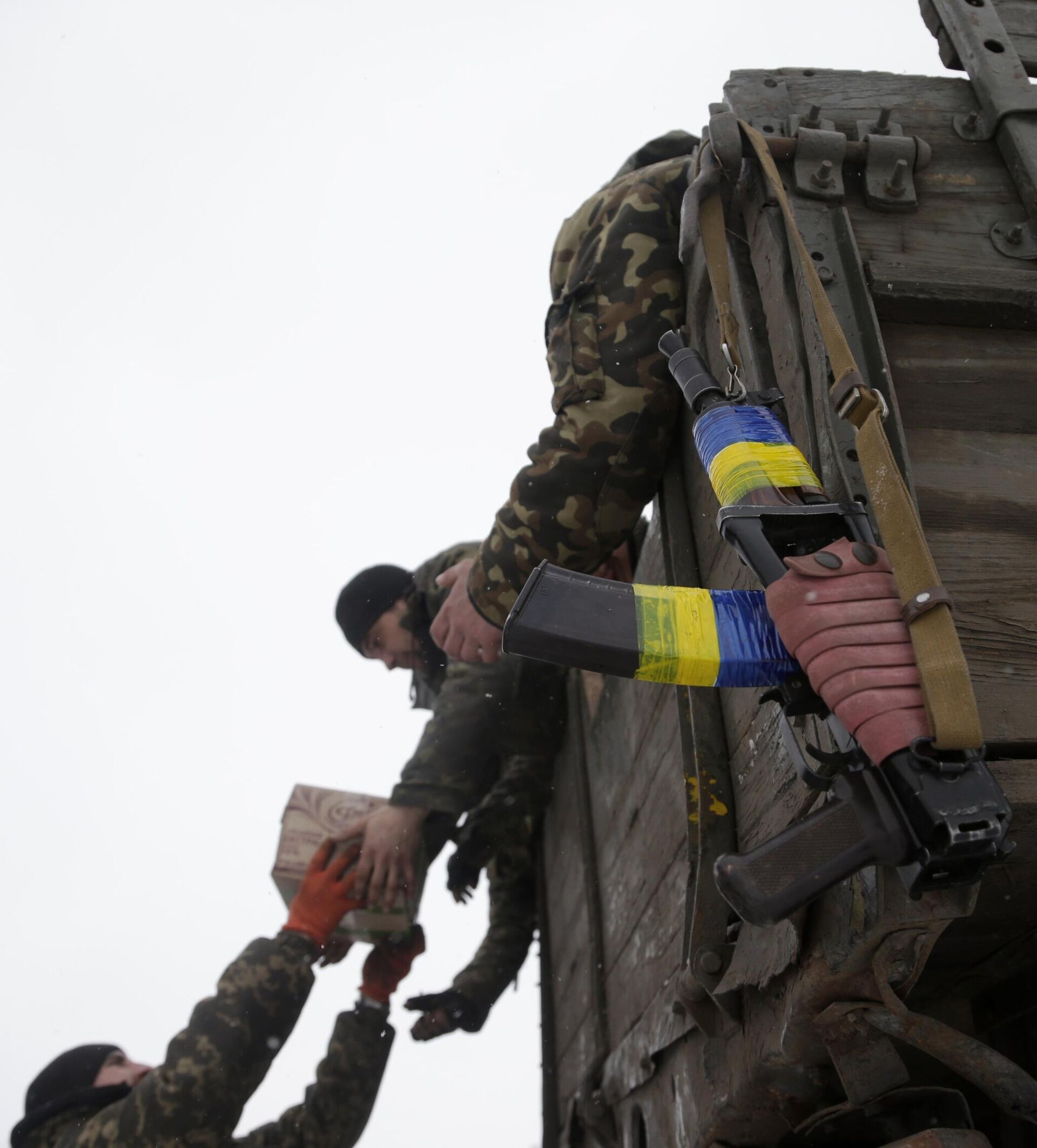 Украинские военнослужащие разгружают коробки с продовольственными пайками - РИА Новости, 1920, 10.03.2023