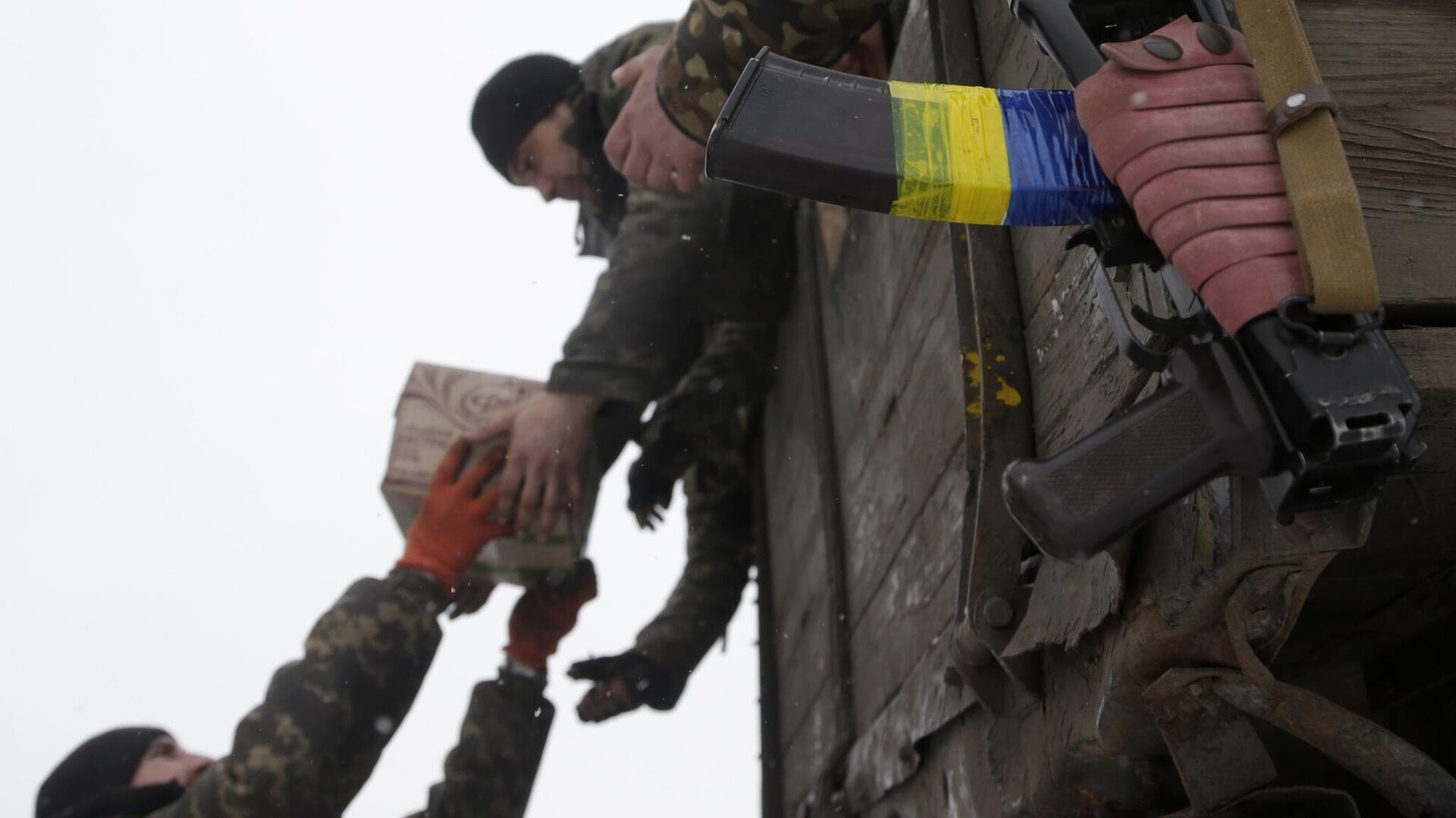 Украинские военнослужащие разгружают коробки с продовольственными пайками - РИА Новости, 1920, 31.01.2023