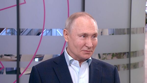 Путин о своей работе в студотрядах: Рубили лес, дома строили