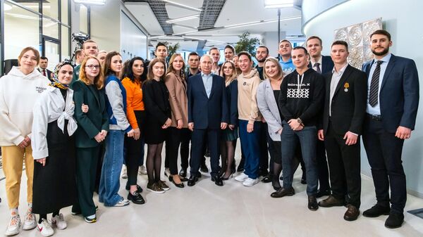 Президент РФ Владимир Путин фотографируется со студентами во время посещения МГУ имени М.В. Ломоносова