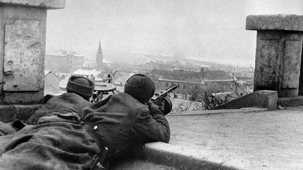 Бойцы стрелковой части ведут бой на улицах Будапешта. 11 февраля 1945