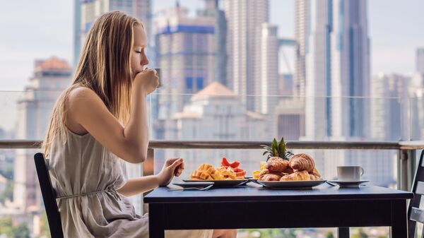 Девушка завтракает в отеле