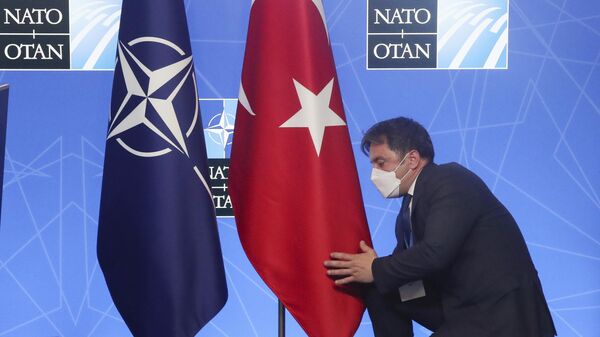 Флаги Турции и НАТО перед началом пресс-коференции президента Турции Реджепа Тайипа Эрдогана на саммите в Брюсселе
