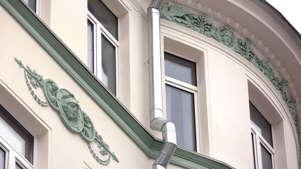 Фрагмент фасада Дома купцов Грибовых на ул. Чаплыгина в Москве