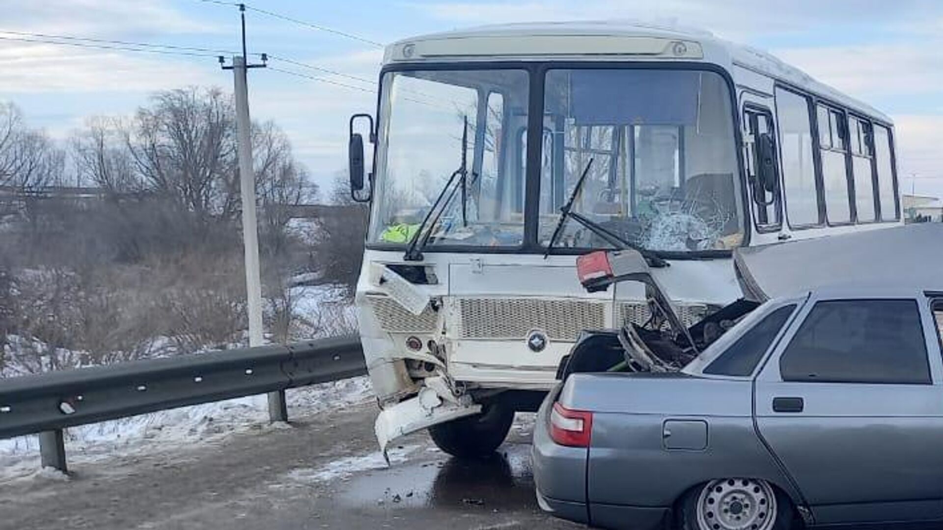 В Татарстане в ДТП с автобусом и легковушкой погиб человек - РИА Новости,  26.01.2023