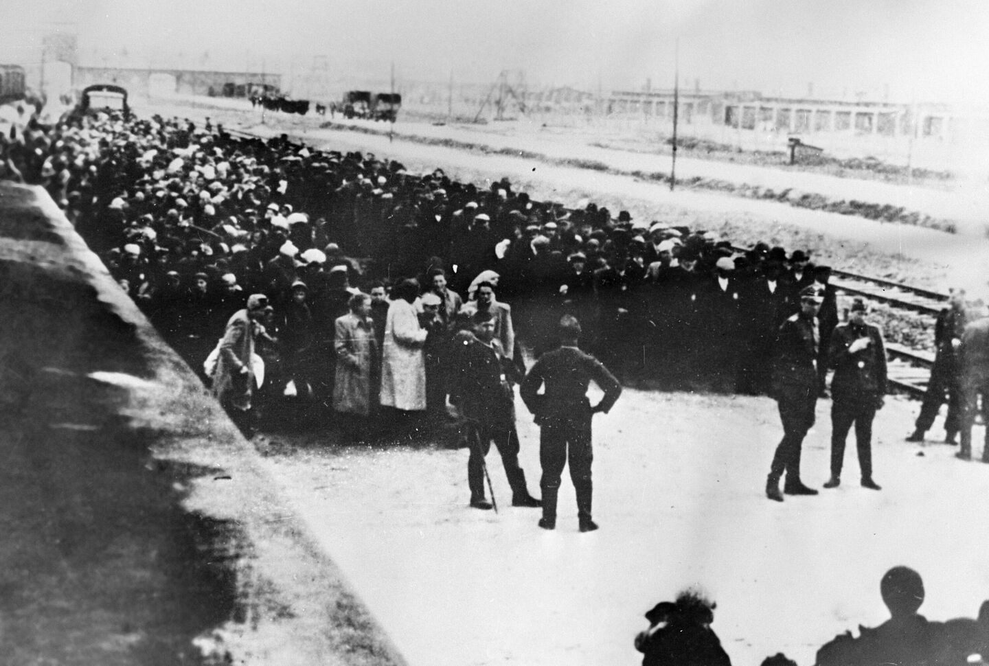 Первые заключенные транспортируются в Освенцим, созданный 27 апреля 1940 года по распоряжению Генриха Гиммлера Первые заключенные транспортируются в Освенцим, созданный 27 апреля 1940 года по распоряжению Генриха Гиммлера