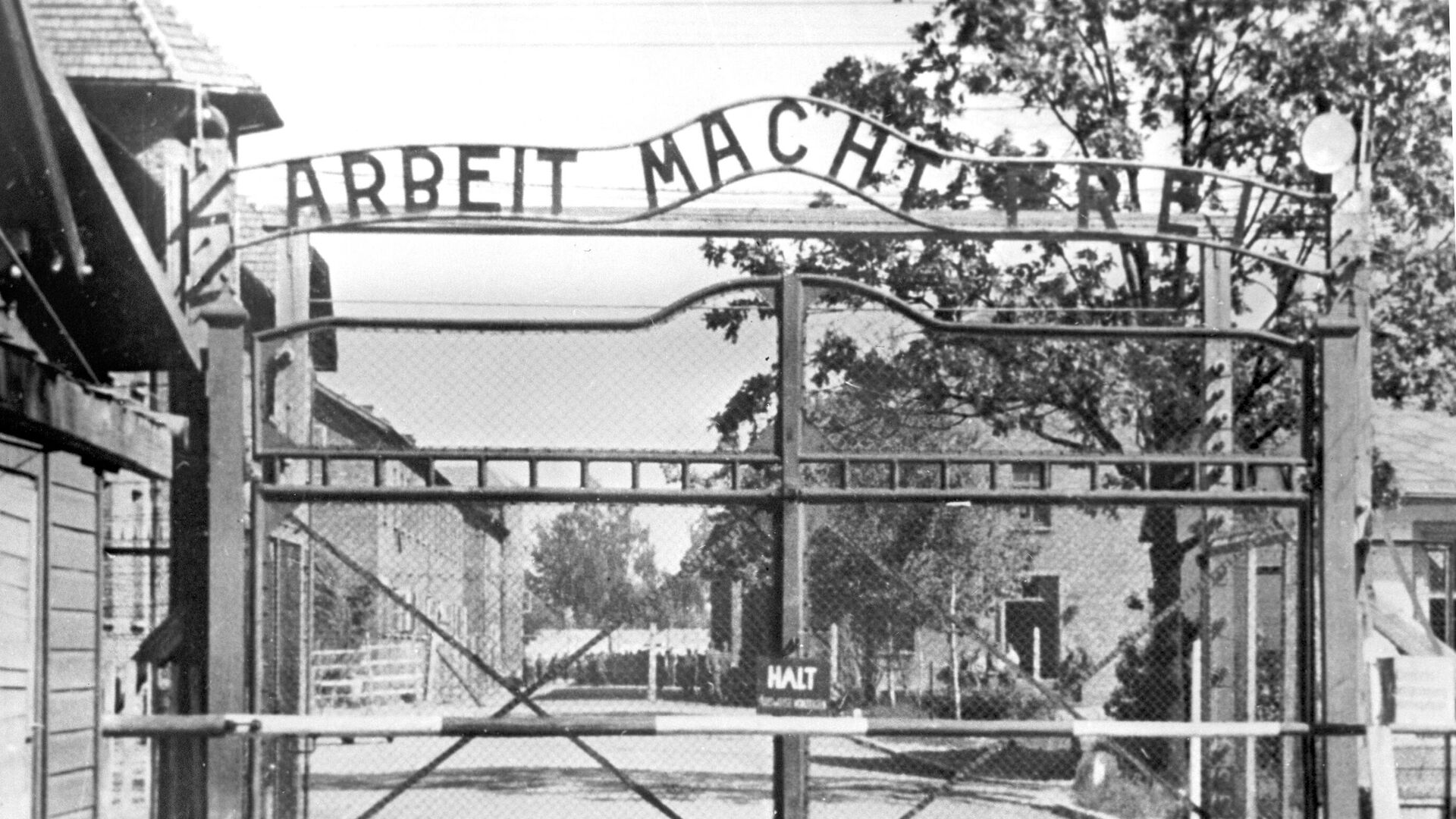 Главный вход на территорию концлагеря Освенцим - РИА Новости, 1920, 31.01.2023