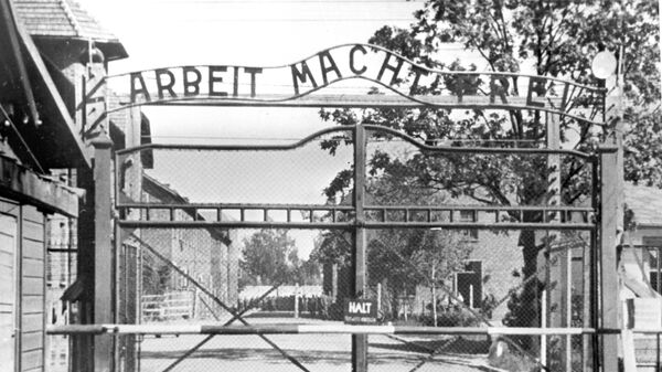 Главный вход на территорию концлагеря Освенцим. Над воротами надпись - Труд освобождает