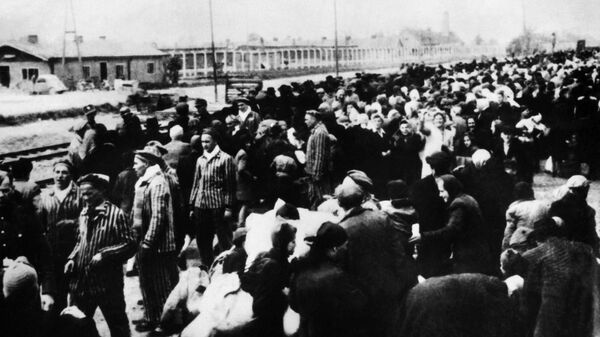 Отправка заключенных в газовые камеры в лагере Аушвиц-Биркенау (Освенцим) 