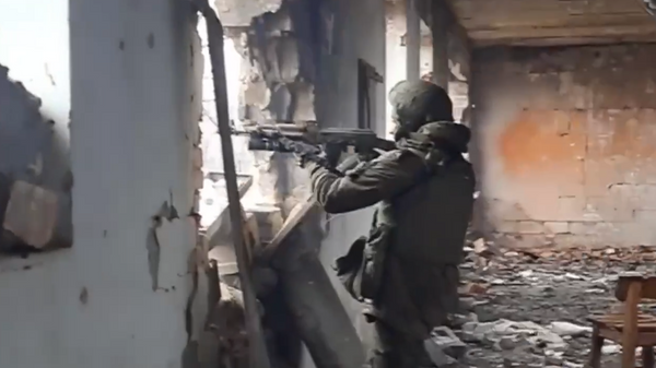 Кадры стрелкового боя российских штурмовиков против украинских военных