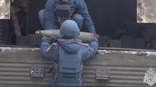 Саперы МЧС обезвредили снаряд на территории школы в Кировском районе Донецка. Кадр видео