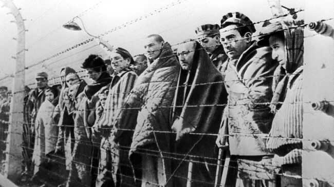 Узники концентрационного лагеря Освенцим. Архивное фото