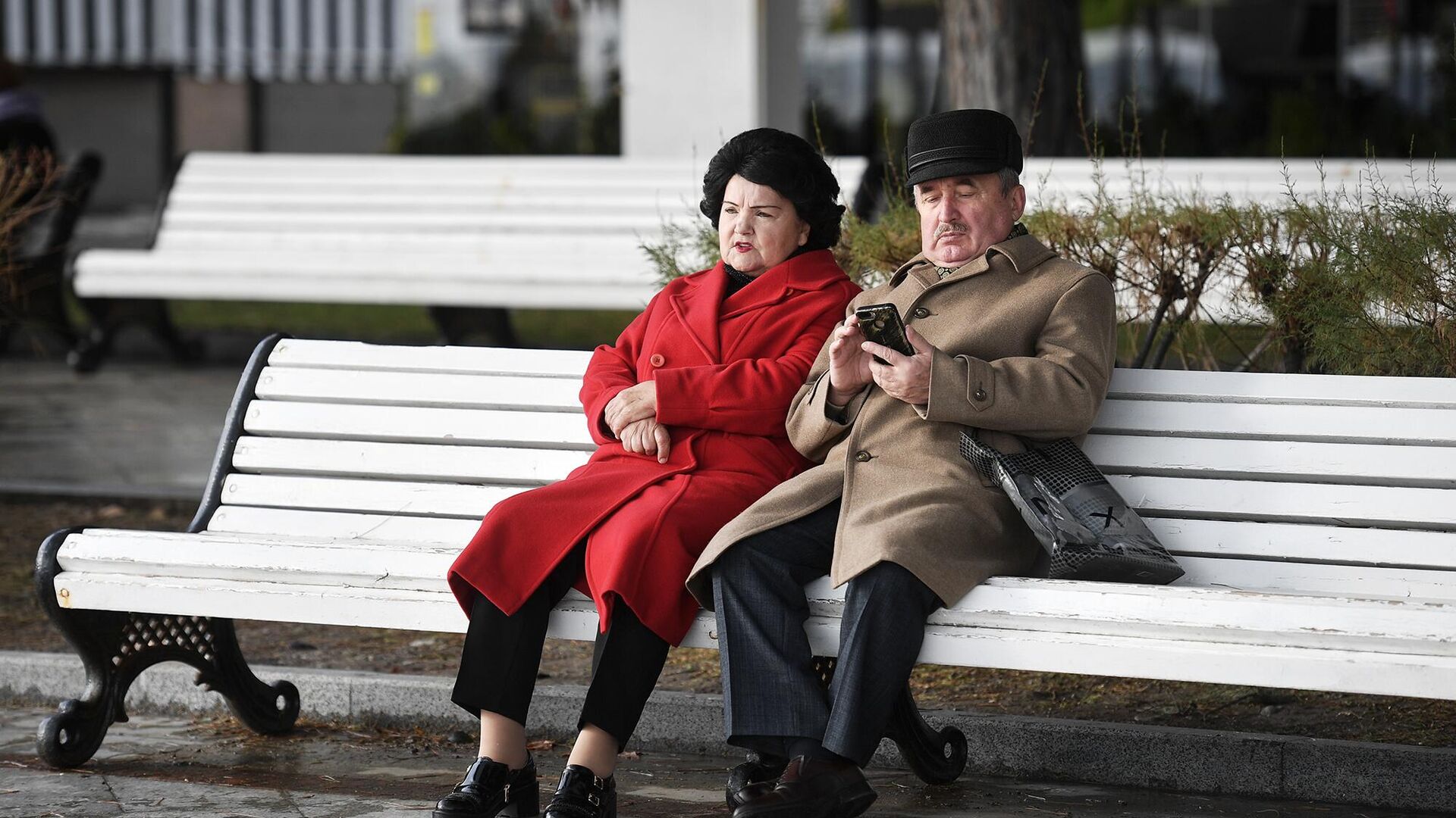 Пожилая пара в парке - РИА Новости, 1920, 19.10.2023