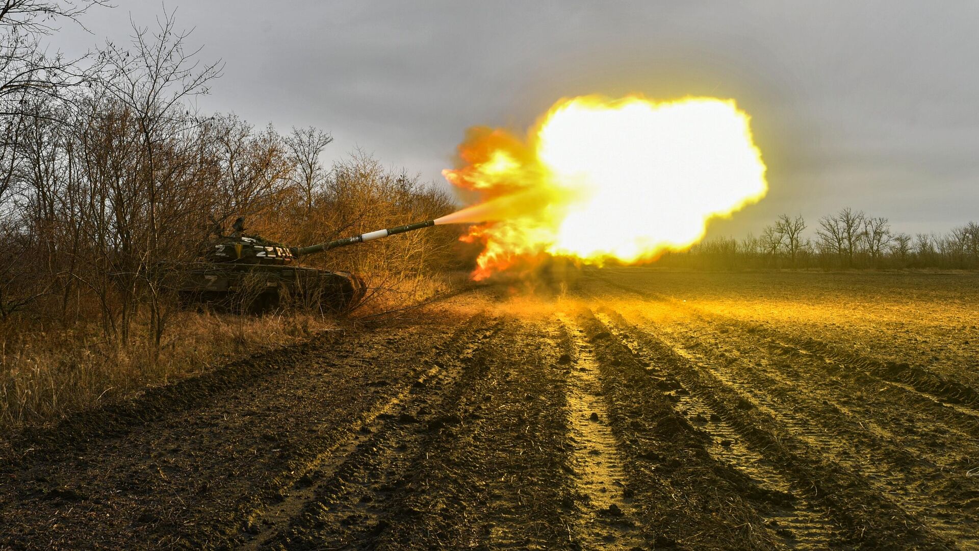 Боевая работа танка Т-72 в южном секторе в ходе специальной военной операции - РИА Новости, 1920, 27.01.2023