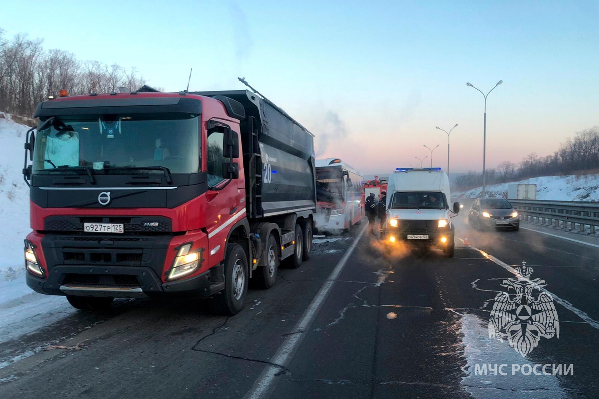 ДТП с участием пассажирского автобуса и грузового автомобиля на 681 км автодороги Уссурийск – Владивосток - РИА Новости, 1920, 27.01.2023