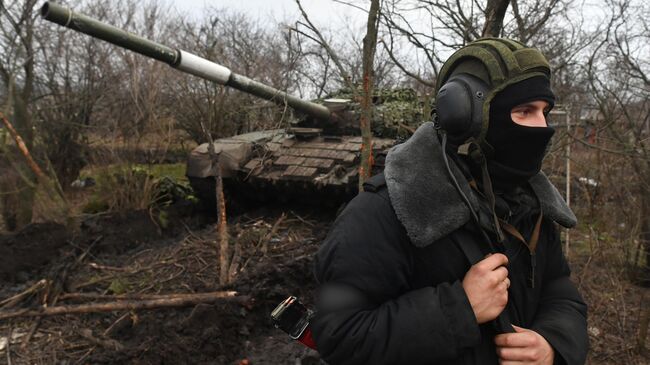 Боец у одного из танков Т-72 в южном секторе в ходе специальной военной операции