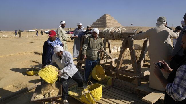 Египетские специалисты по древностям ведут раскопки на месте Ступенчатой пирамиды Джосера в Саккаре. Архивное фото